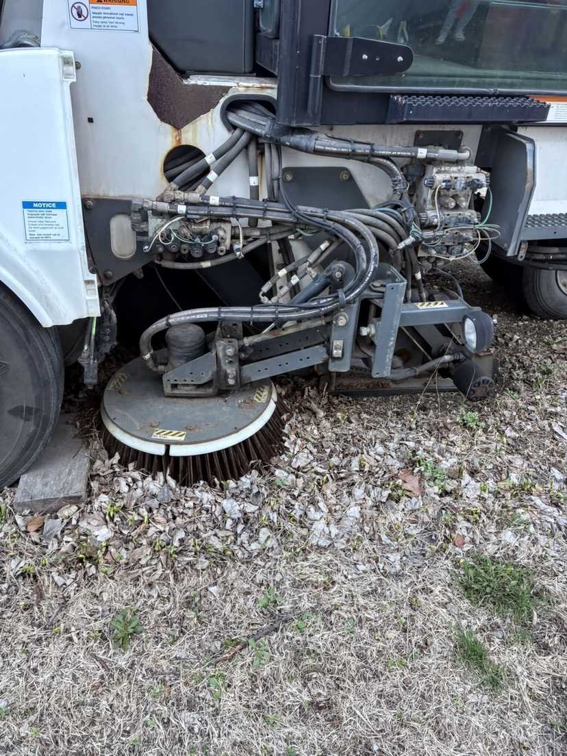 2011 Elgin Pelican HD Sweeper — photo 2