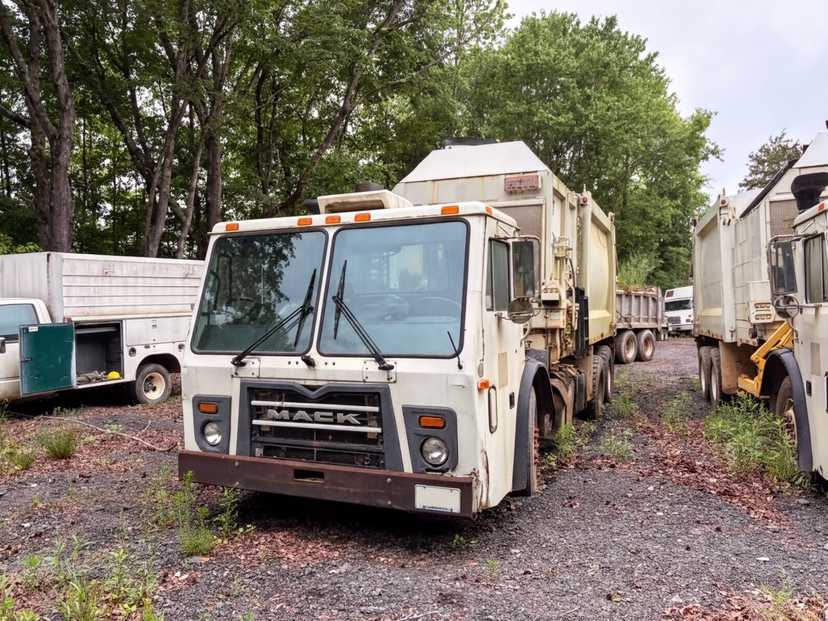 2011 Mack Heil Side Loader