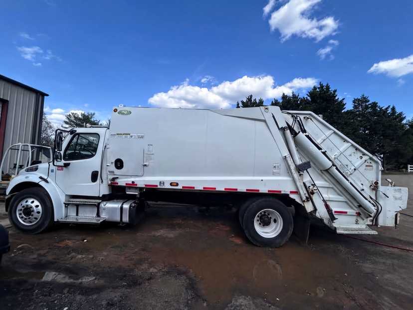 2021 Freightliner New Way Rear Loader — photo 3