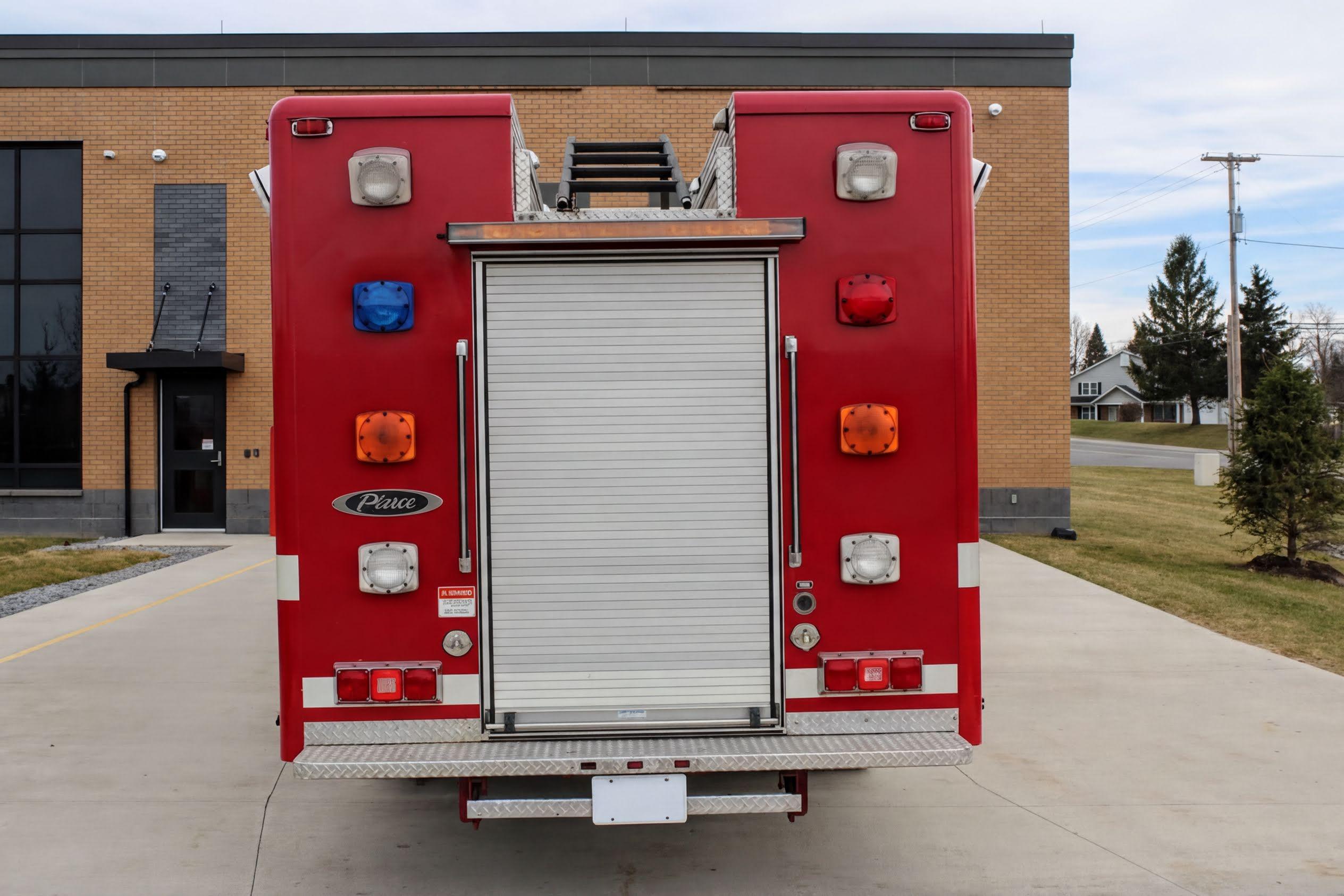 1995 Pierce Saber Heavy Rescue - image 4