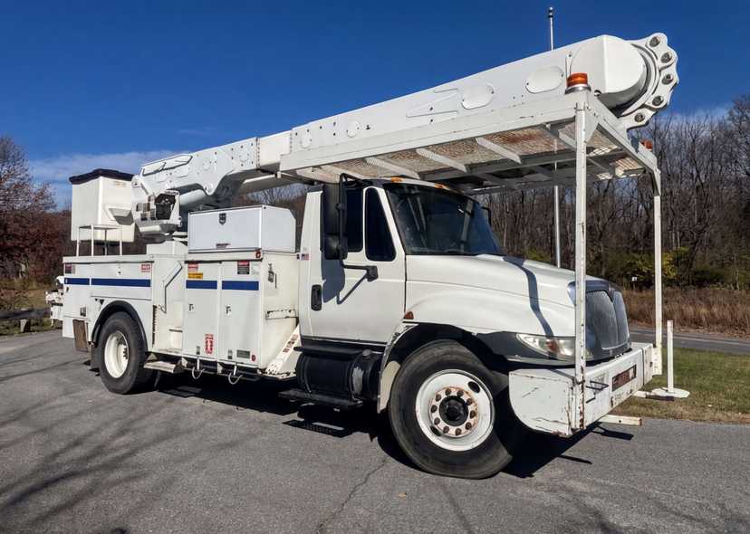 2006 International 4300 Bucket Truck w/Altec AM55 Boom — photo 3