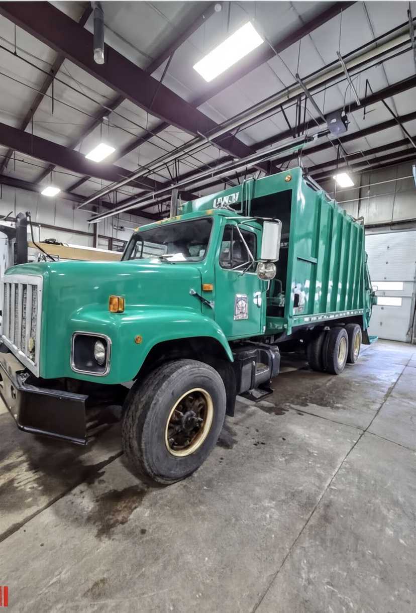 1998 International Leach Rear Loader — photo 4