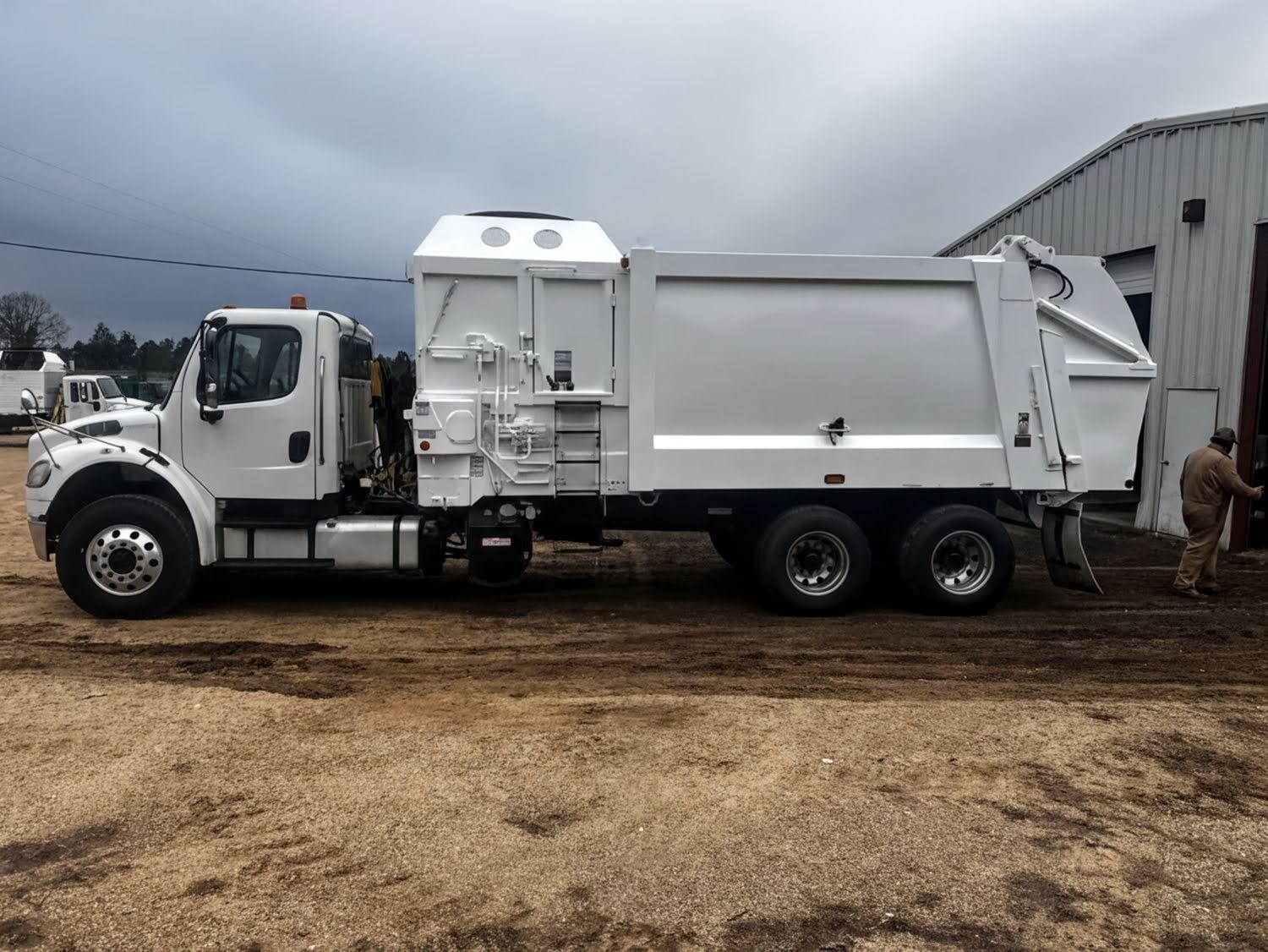2018 Freightliner Heil Side Loader - image 4