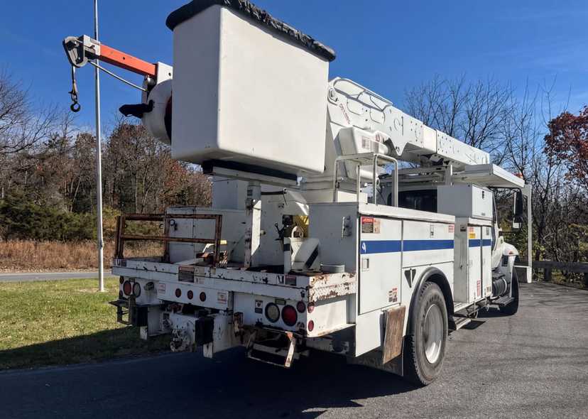2006 International 4300 Bucket Truck w/Altec AM55 Boom — photo 5