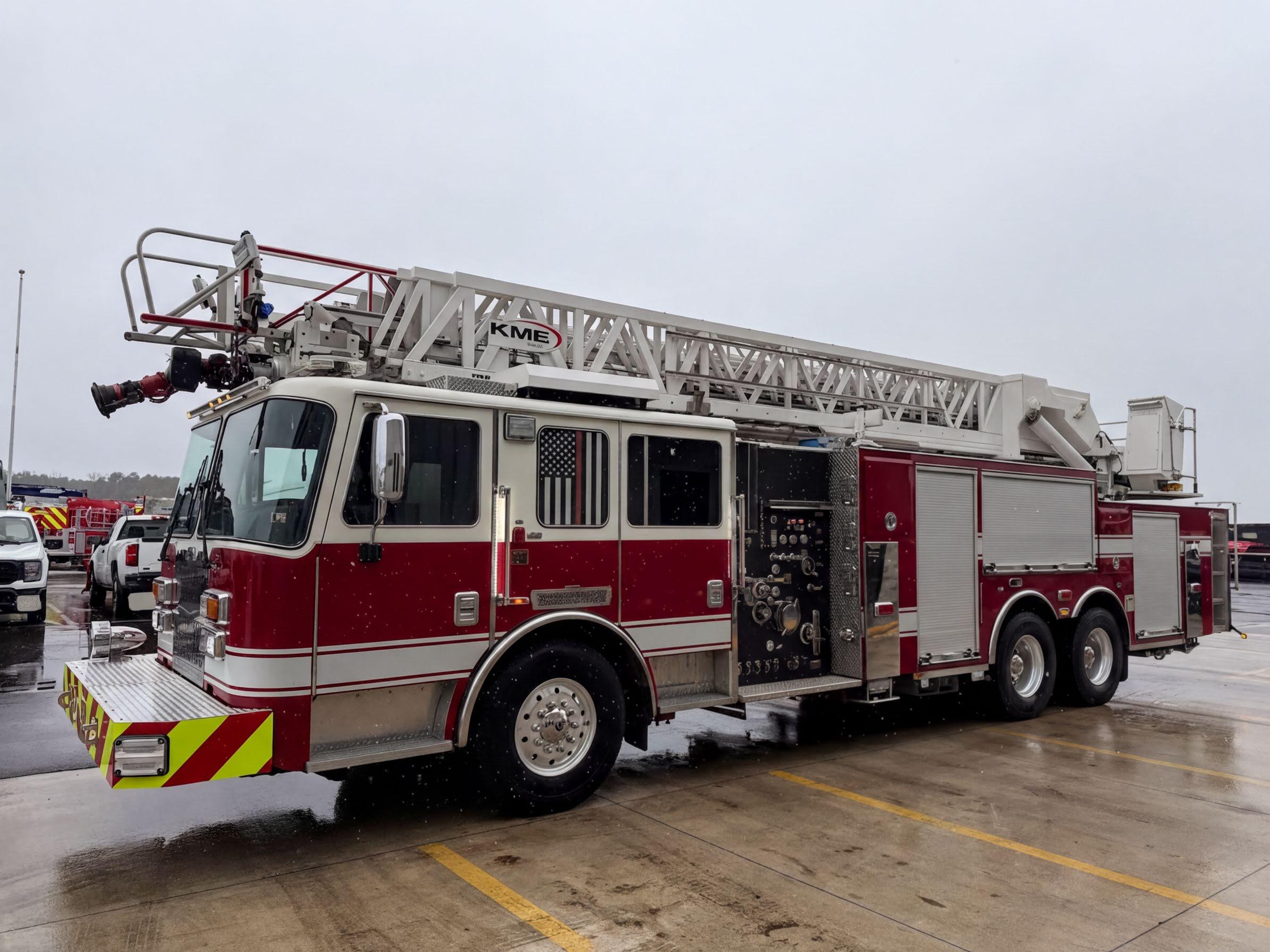 2018 KME PREDATOR 109' Aerial - image 1