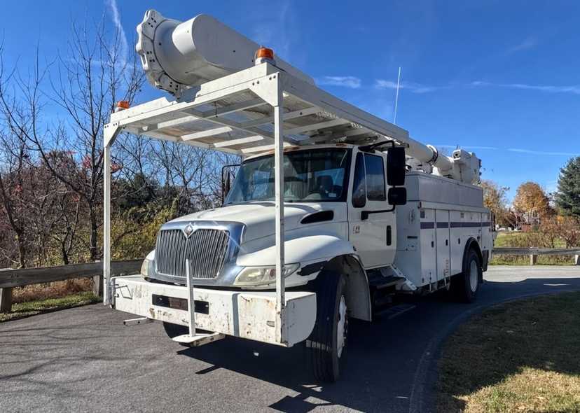 2006 International 4300 Bucket Truck w/Altec AM55 Boom — photo 2