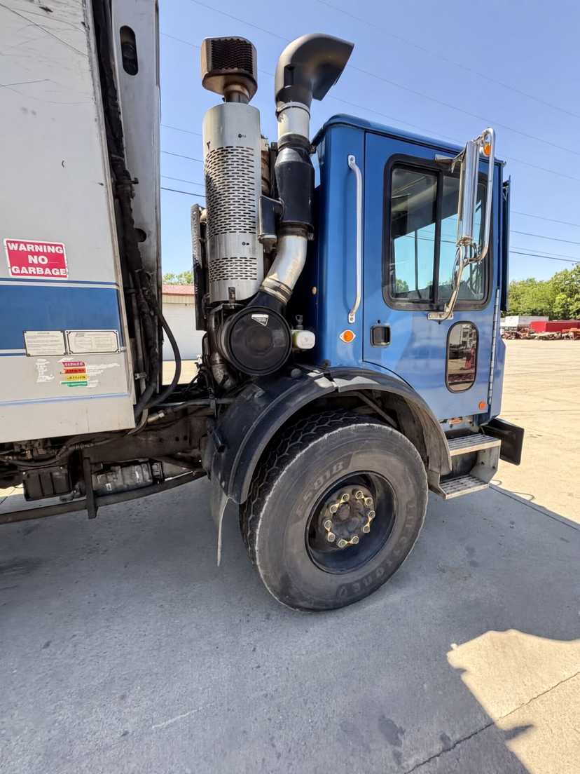 2012 Mack E-Z Pack Rear Loader — photo 2
