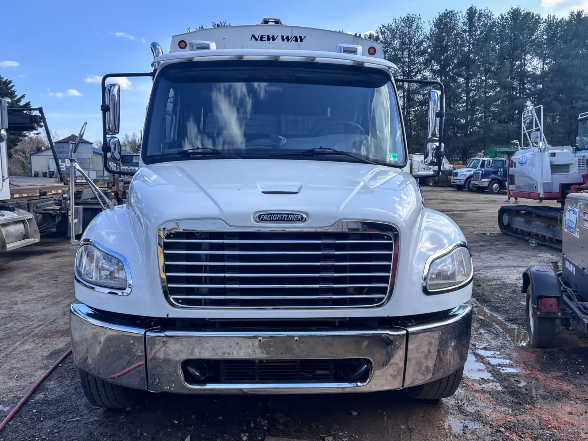 2021 Freightliner New Way Rear Loader - image 2