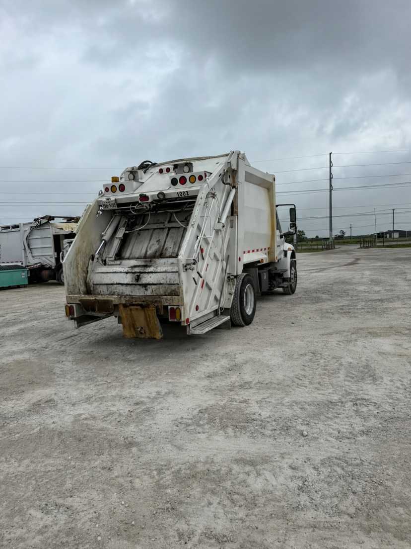 2016 International Heil Rear Loader — photo 2