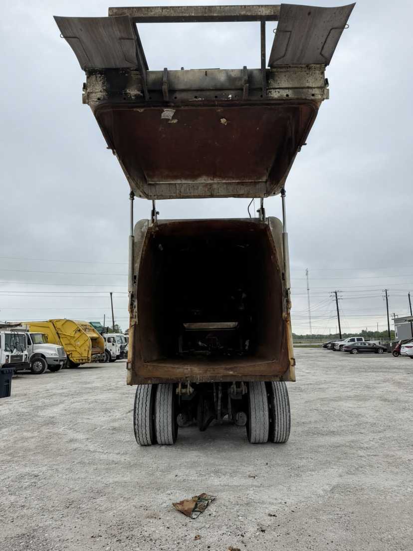 2014 Autocar New Way Front Loader — photo 3