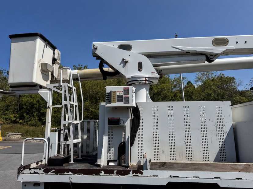2016 International Durastar 4300 Bucket Truck w/ Altec LR760-E70 Boom (75 ft) — photo 5