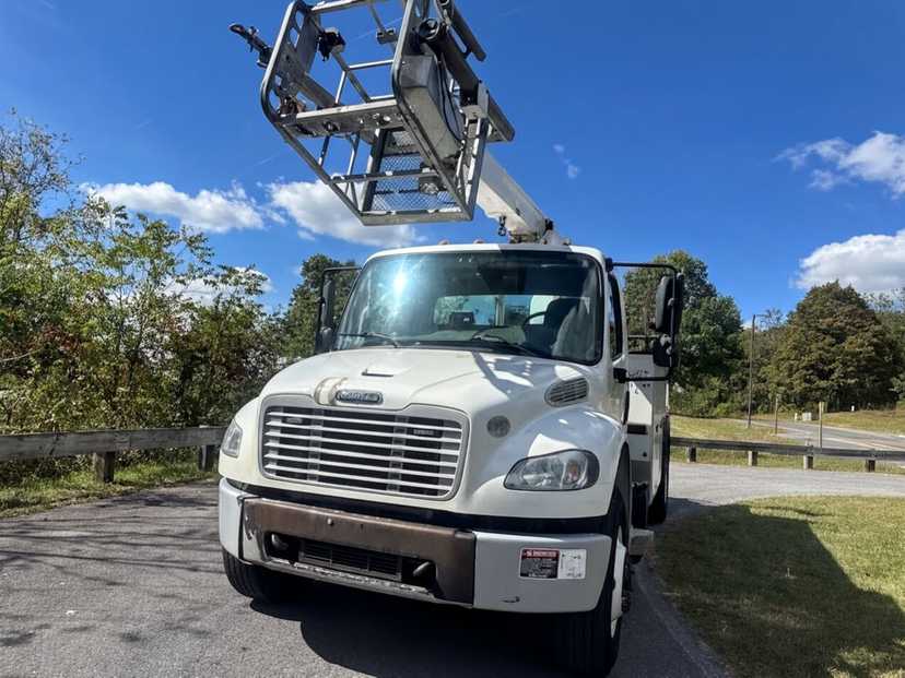 2019 Freightliner M2 106 Bucket Truck/Cable Placer (45 ft) — photo 2