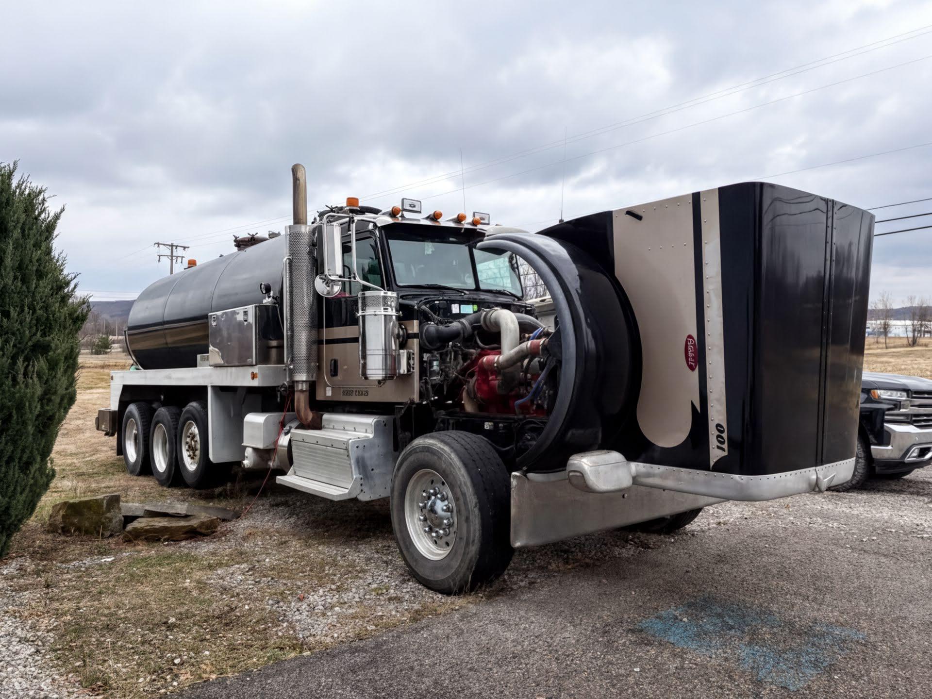 2012 Peterbilt 388 Septic - image 3