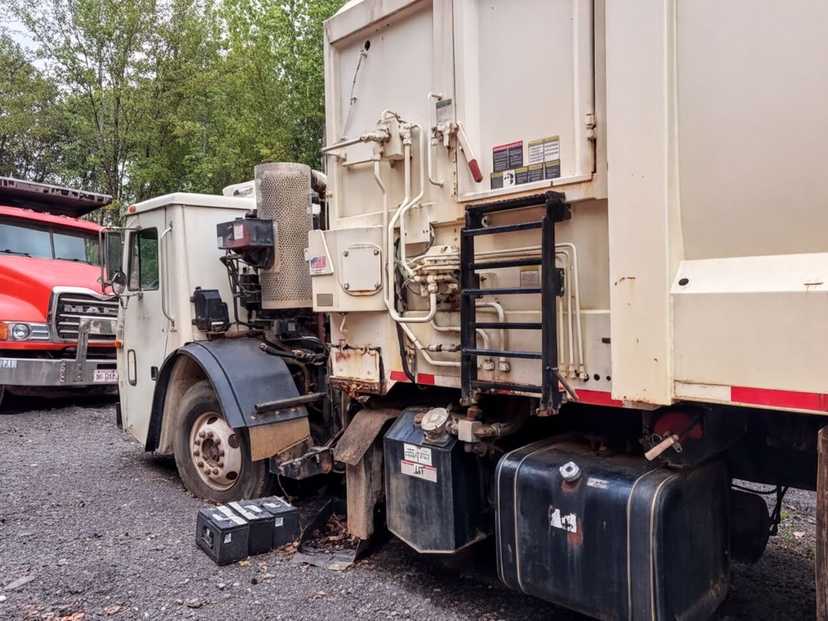 2011 Mack Heil Side Loader — photo 3