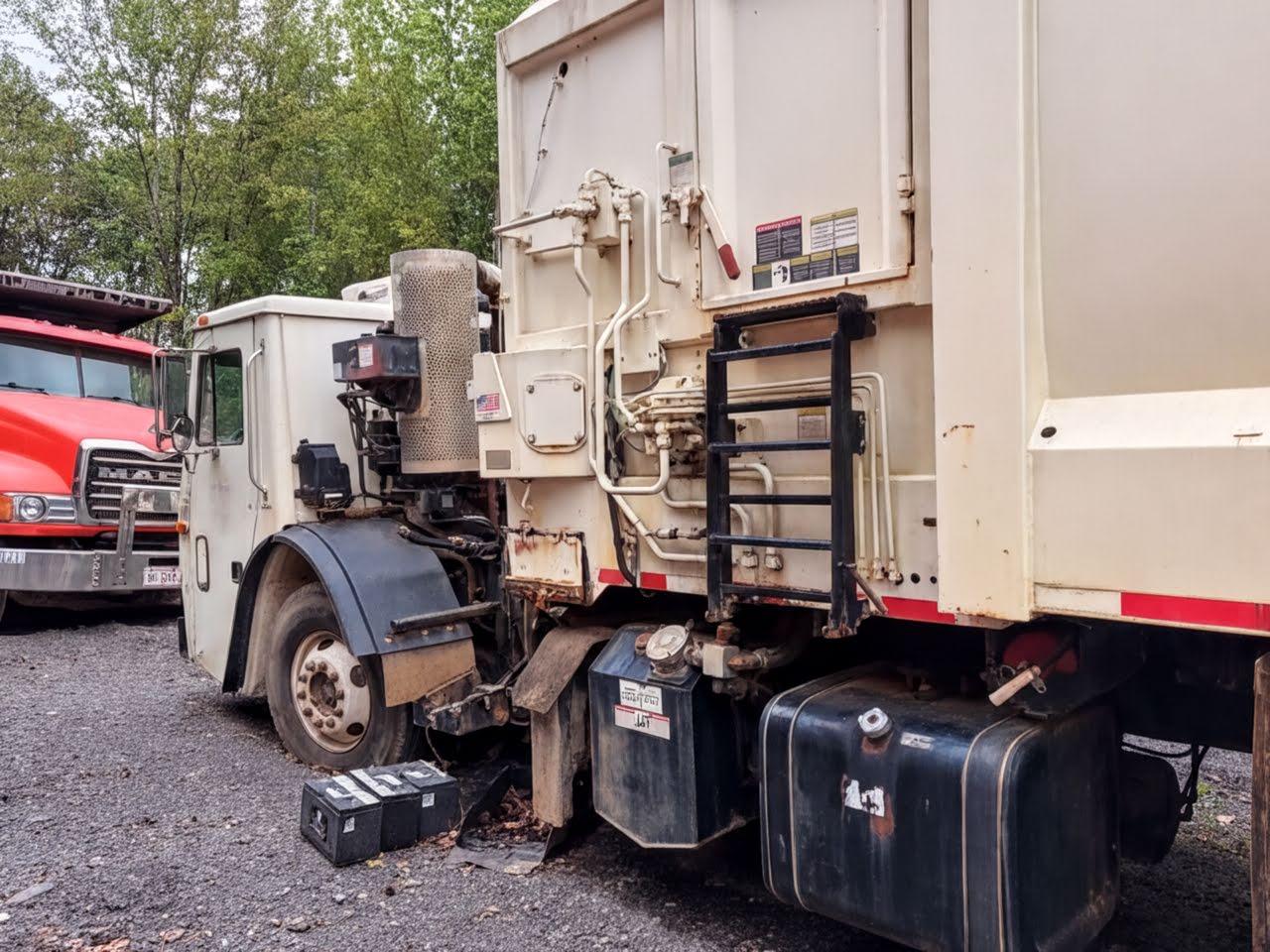 2011 Mack Heil Side Loader - image 3