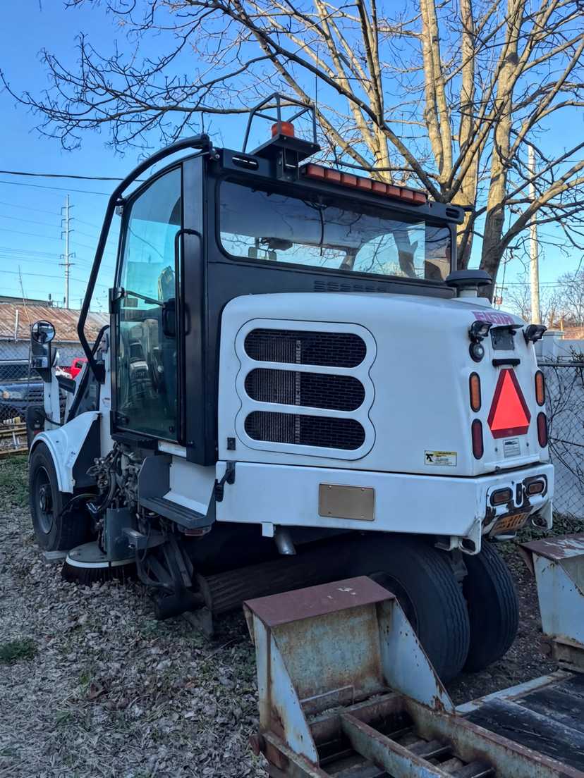 2011 Elgin Pelican HD Sweeper — photo 4
