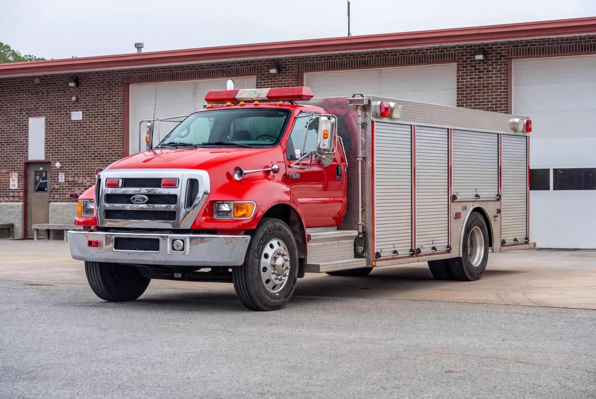 2004 Ford 750 Squad - image 1