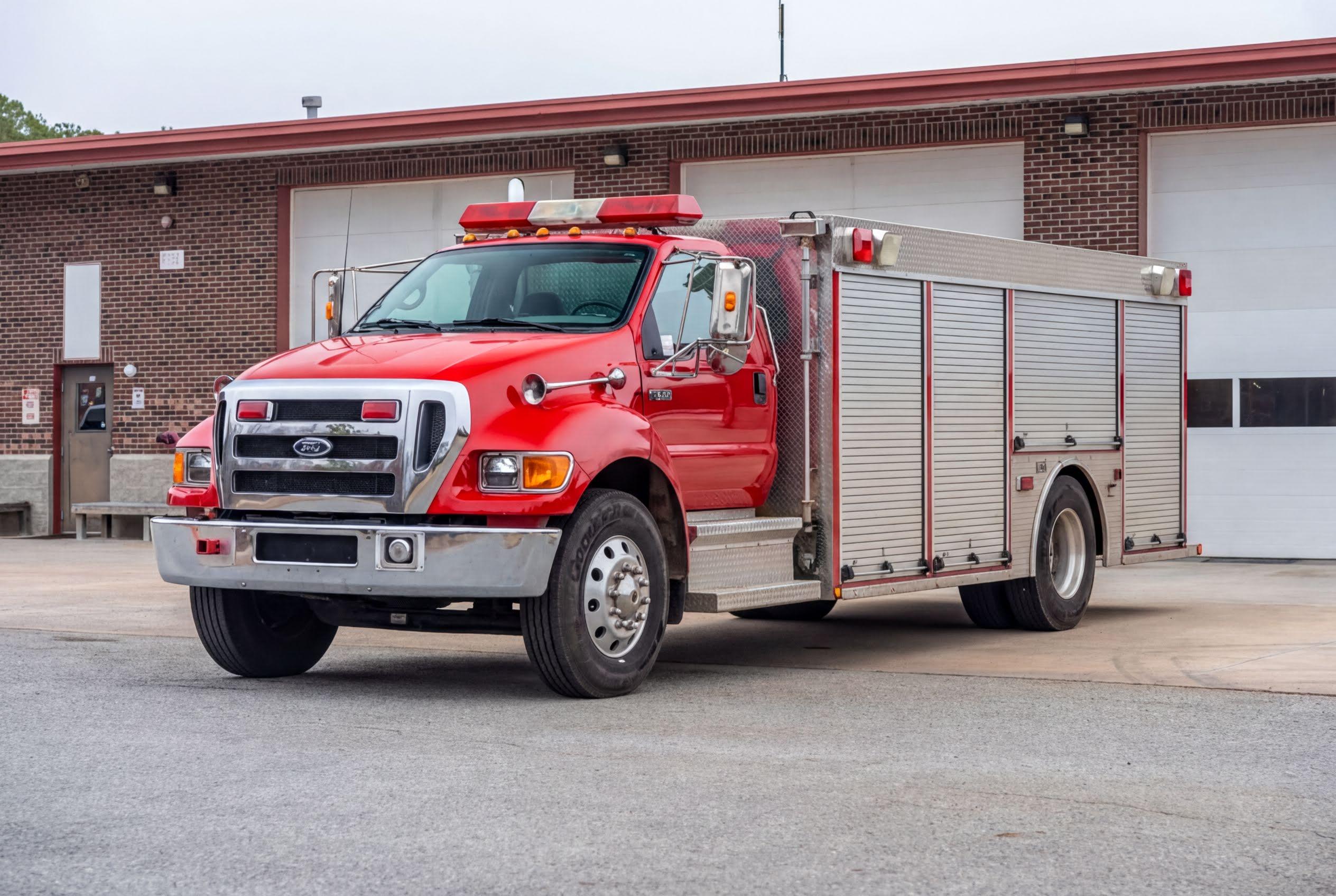 2004 Ford 750 Squad - image 1