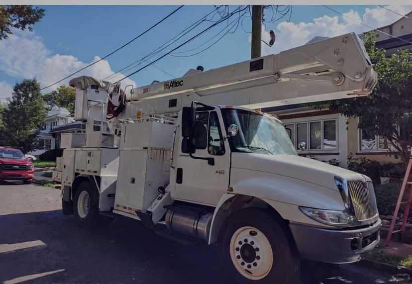 2002 International Bucket truck 47 working height — photo 2