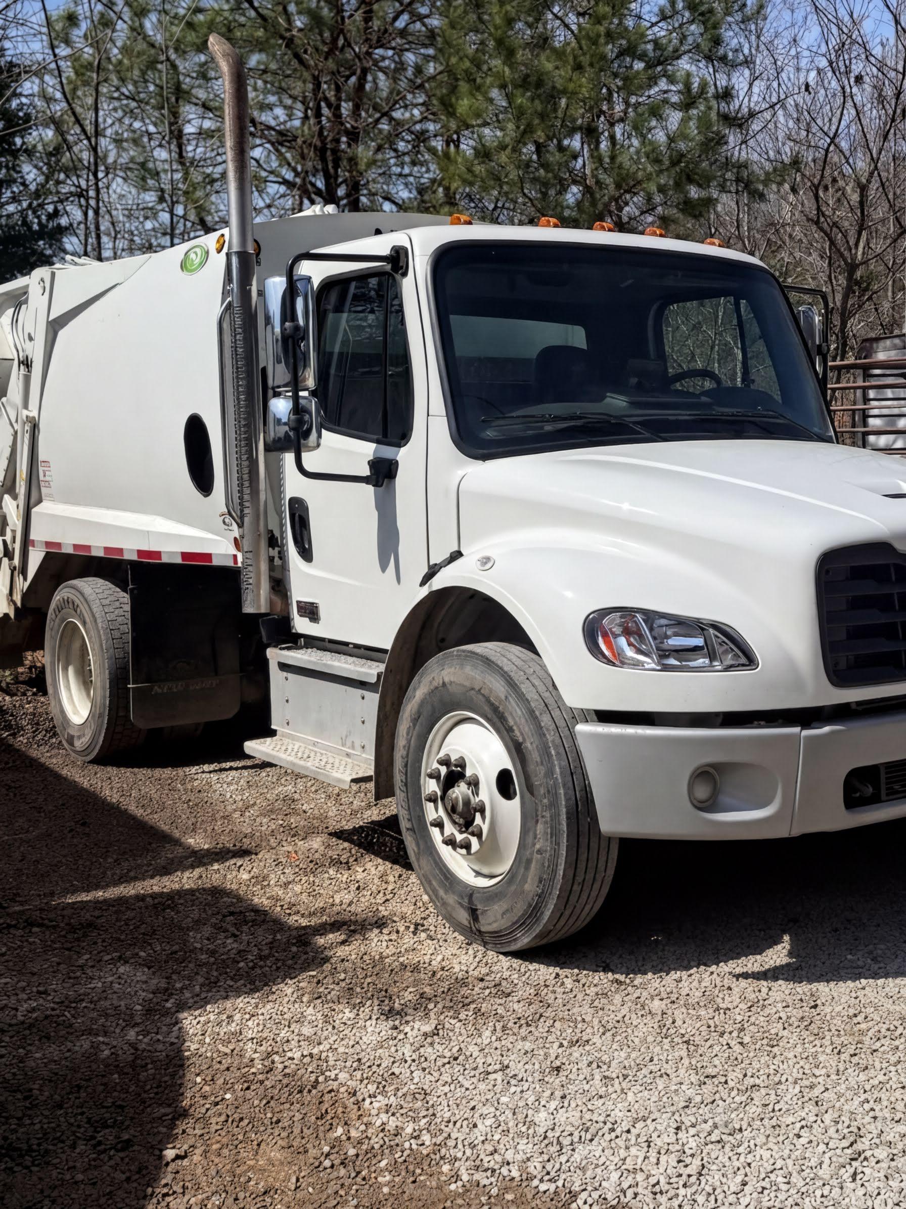 2024 Freightliner New Way Rear Loader - image 1