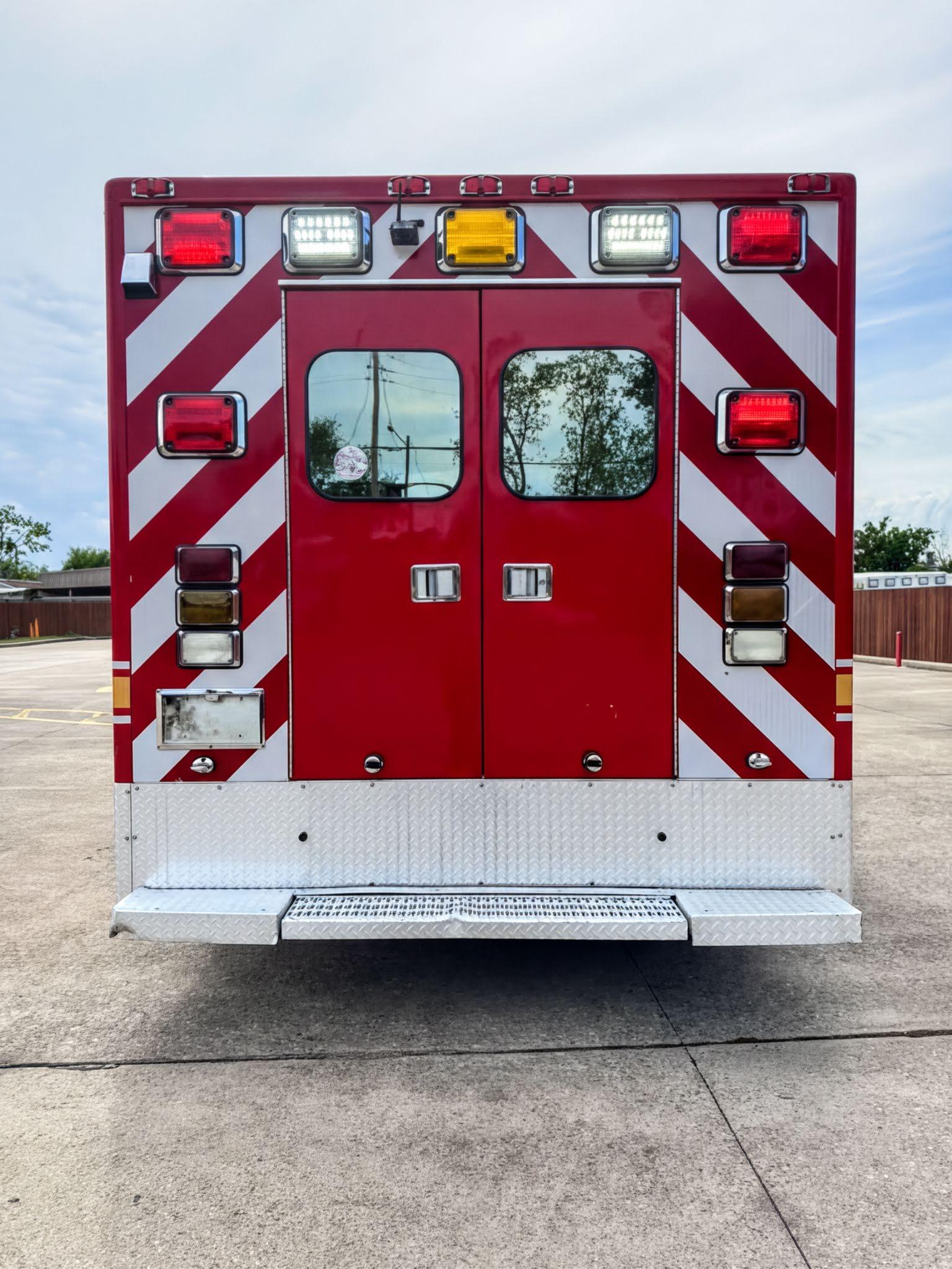 2014 REV Ford 4x4 Type I Ambulance - image 4