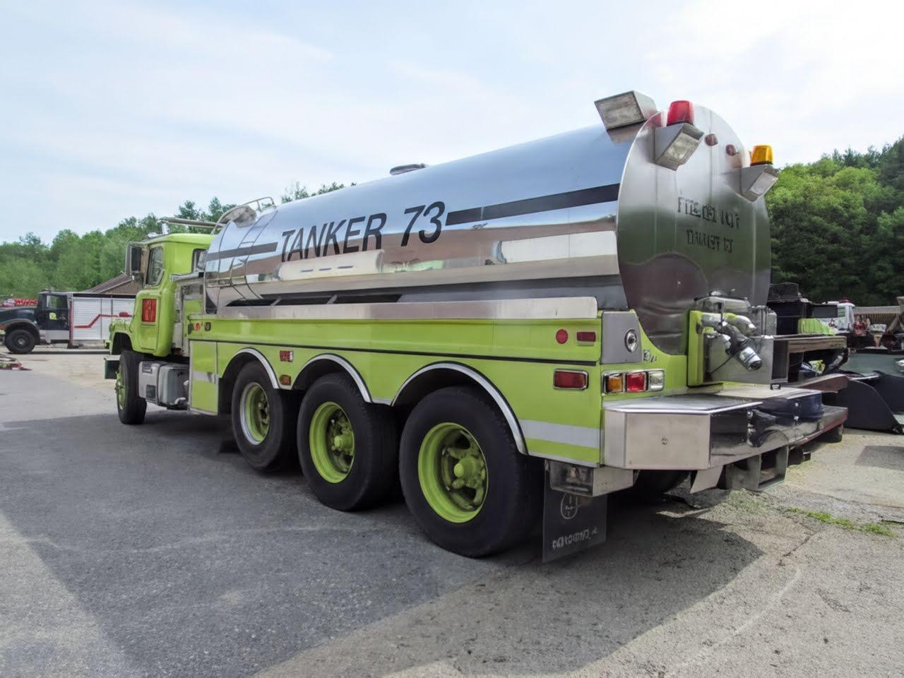 1980 4 Guys Mack Tanker - image 3