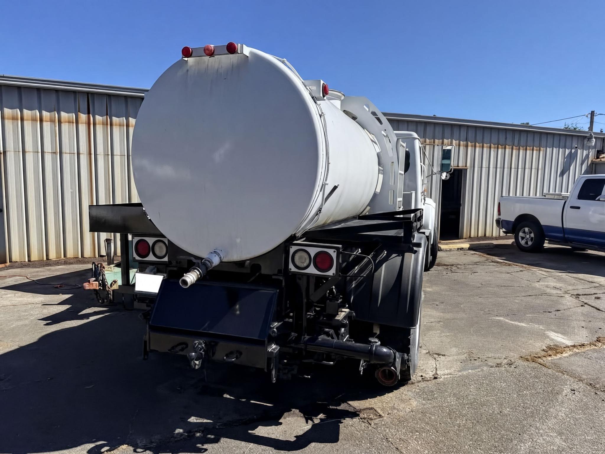 1995 International 400 FL80 Sewer Jet Truck - image 4