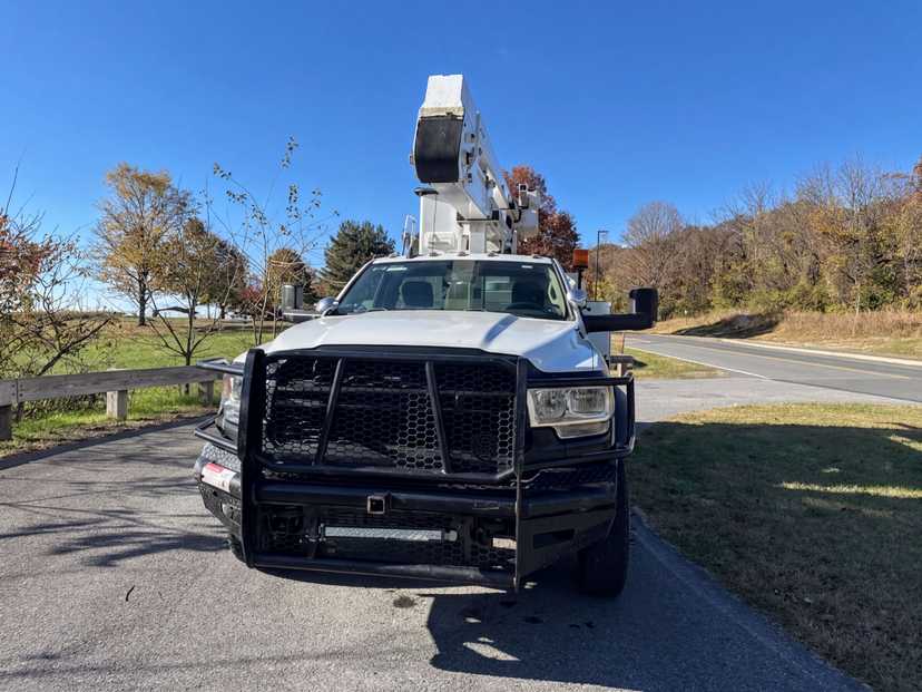 2020 Ram 5500 4x4 Bucket Truck w/ ETI ETOMH40-IH Boom (45 ft) — photo 4