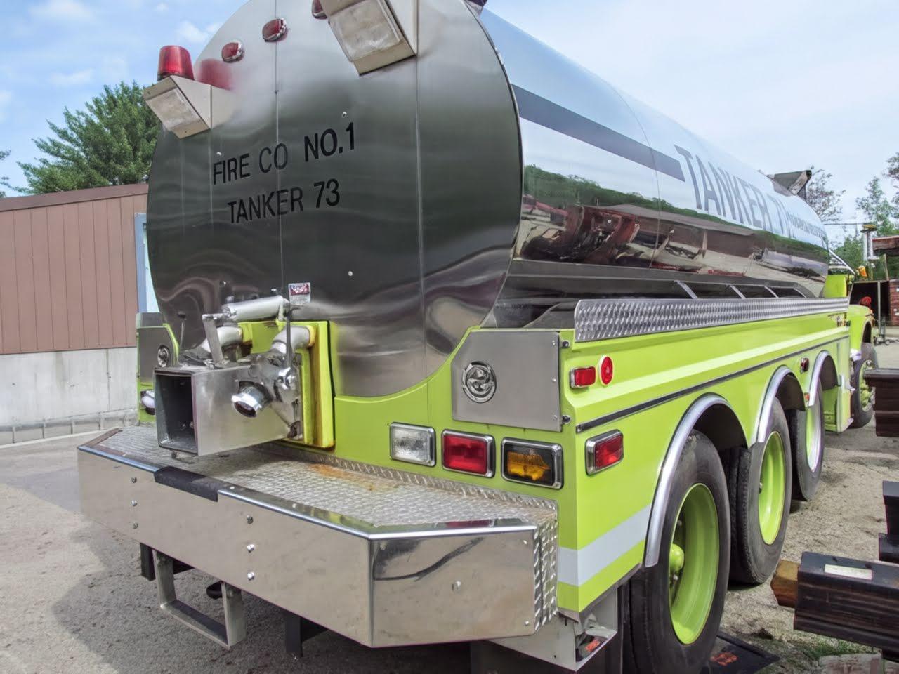 1980 4 Guys Mack Tanker - image 4