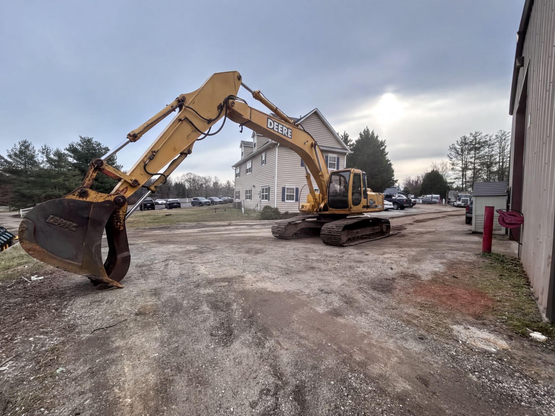 2001 John Deere 230LC Excavator - image 4