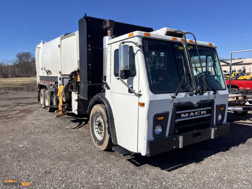 2013 Mack Labrie Automated Side Loader — photo 3