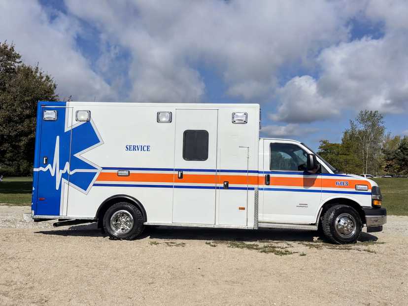 2015 PL-Custom Chevrolet Type III Ambulance — photo 2