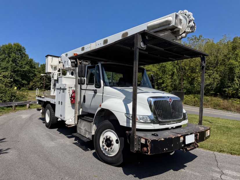 2016 International Durastar 4300 Bucket Truck w/ Altec LR760-E70 Boom (75 ft) — photo 3