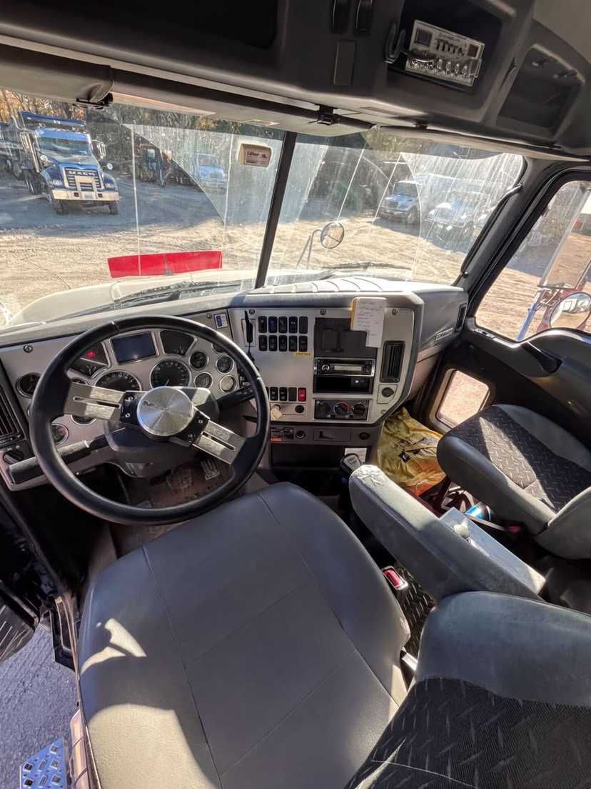 2013 Mack GU713 Dump Truck — photo 5