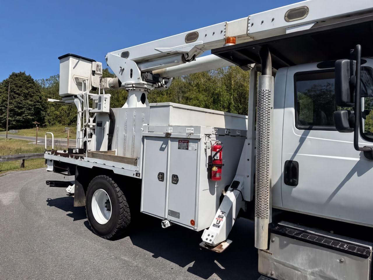 2016 International Durastar 4300 Bucket Truck w/ Altec LR760-E70 Boom (75 ft) - image 4