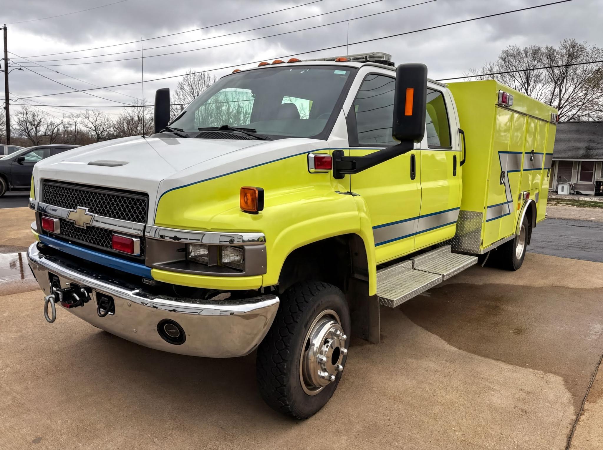 2009 Chevrolet Kodiak 5500 4x4 Squad - image 1