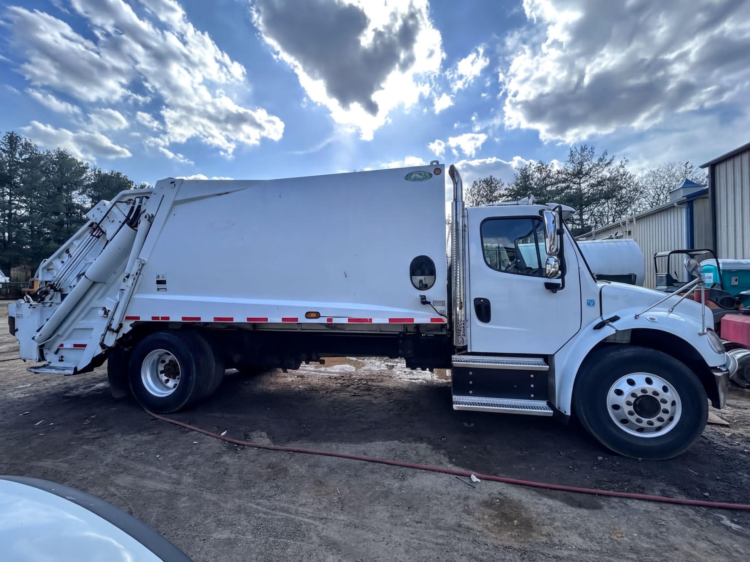2021 Freightliner New Way Rear Loader - image 1