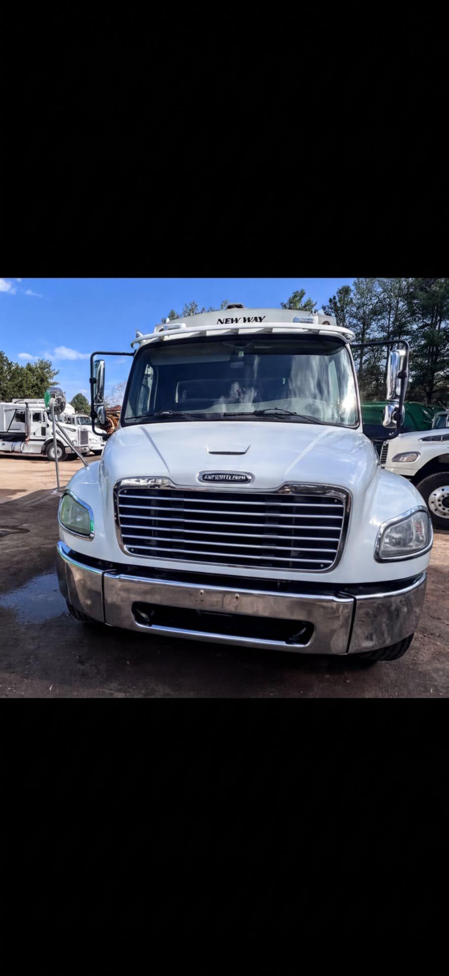 2020 Freightliner New Way Rear Loader - image 1
