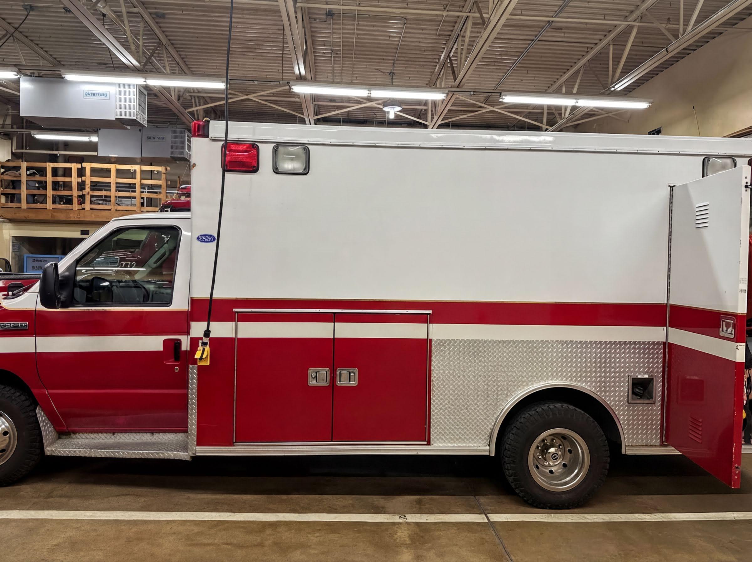 2006 Braun Ford Type III Ambulance - image 3