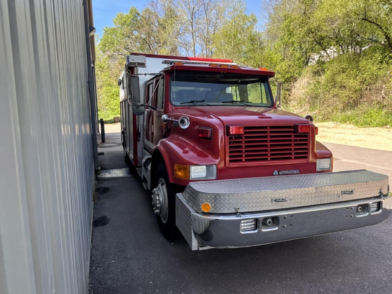 2001 International 4900 Heavy Rescue - image 2