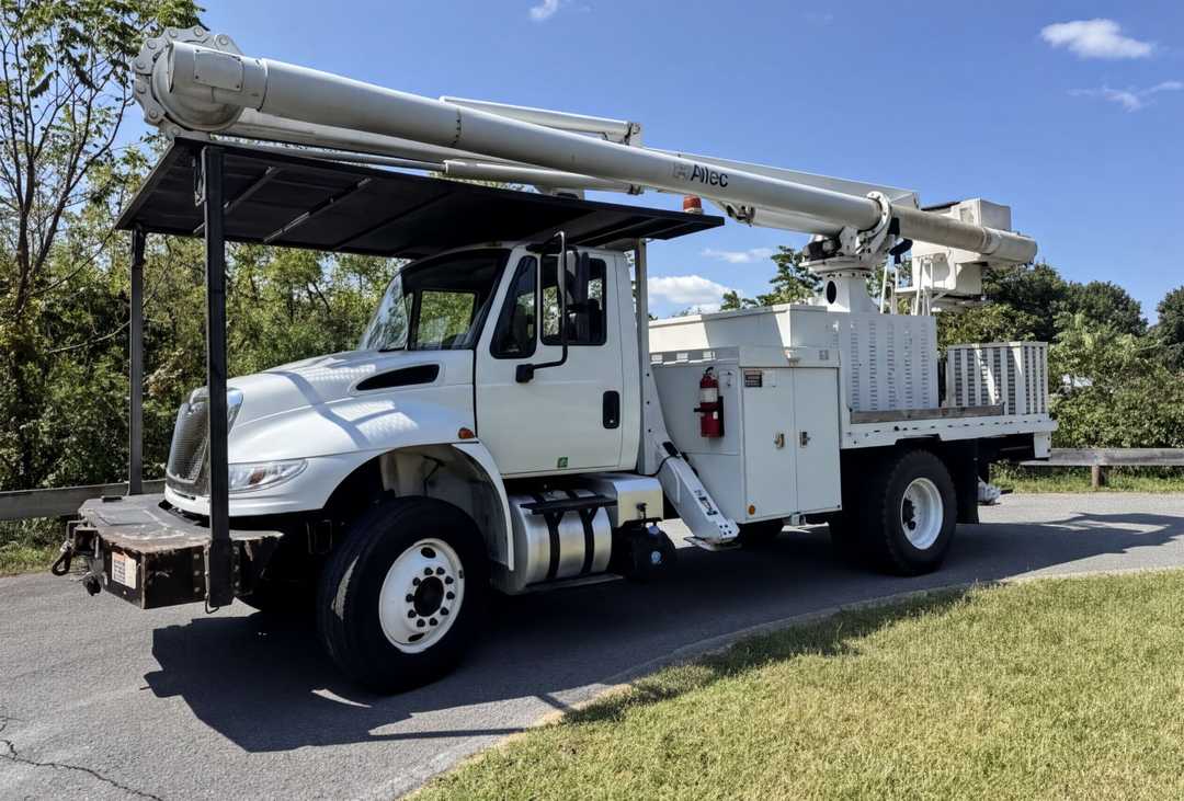 2016 International Durastar 4300 Bucket Truck w/ Altec LR760-E70 Boom (75 ft)