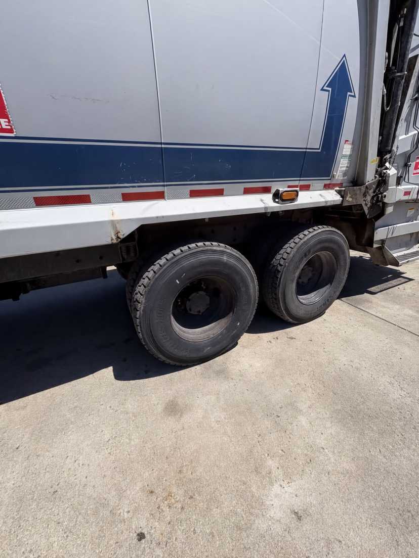 2012 Mack E-Z Pack Rear Loader — photo 5
