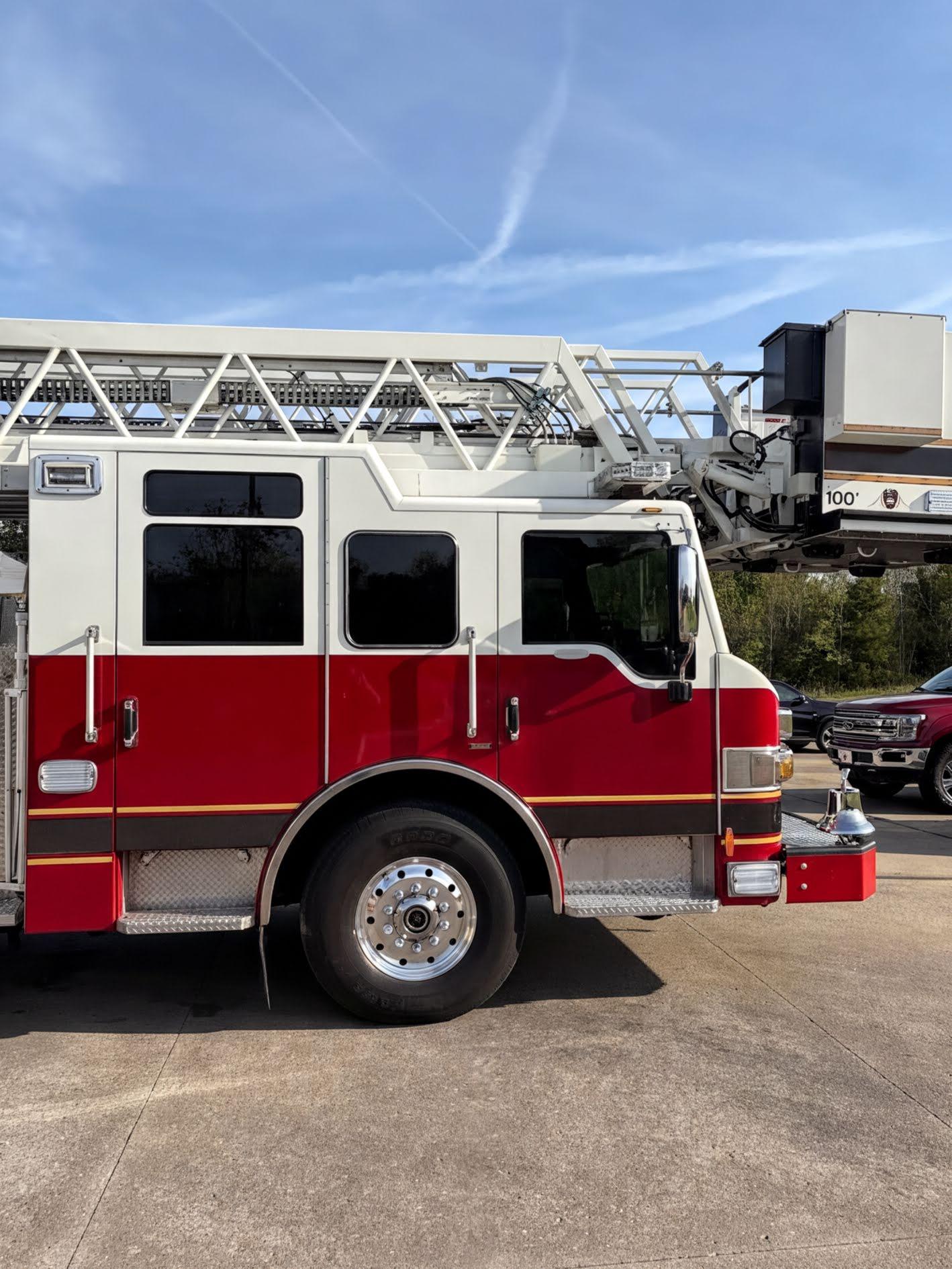 2013 Pierce Velocity 100' Quint - image 3