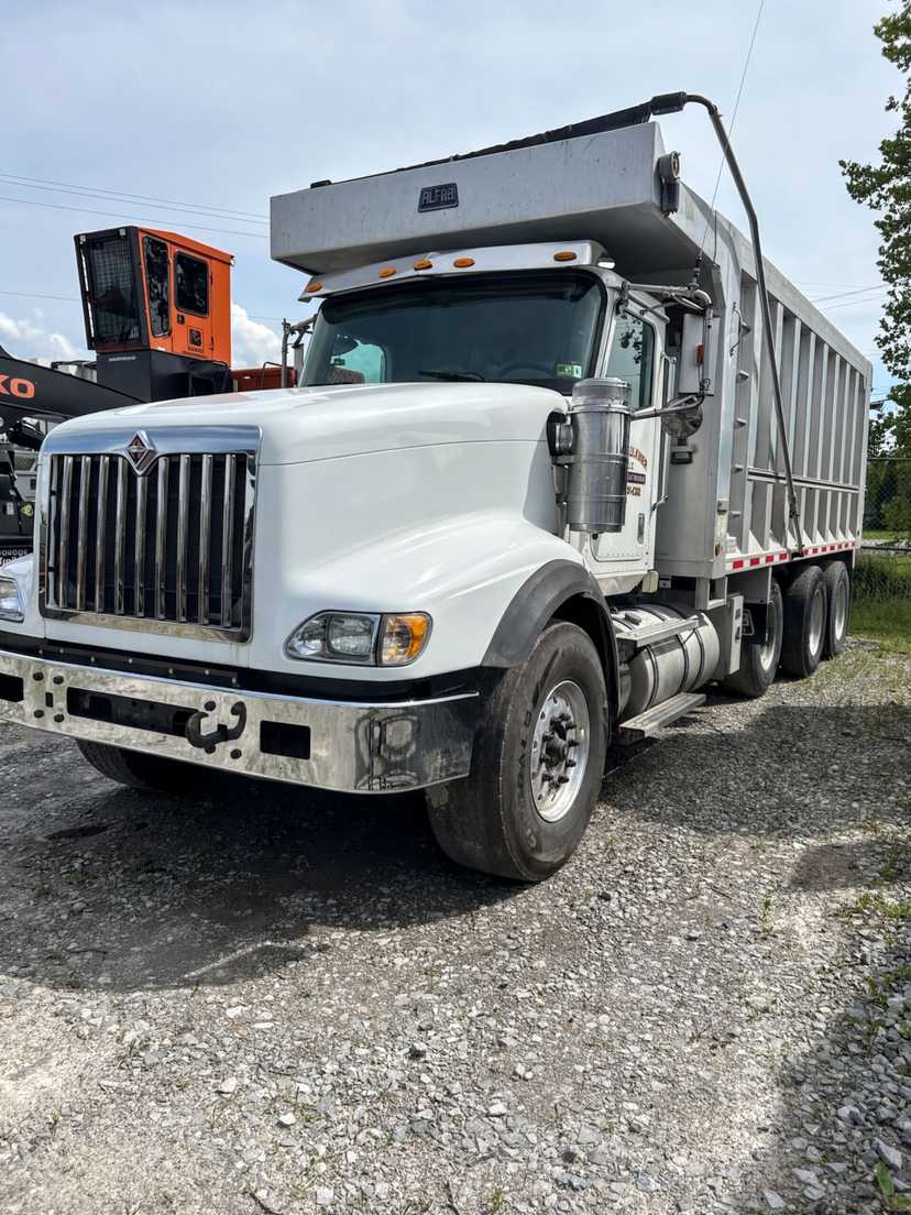 2016 International 5900 Dump Truck — photo 2