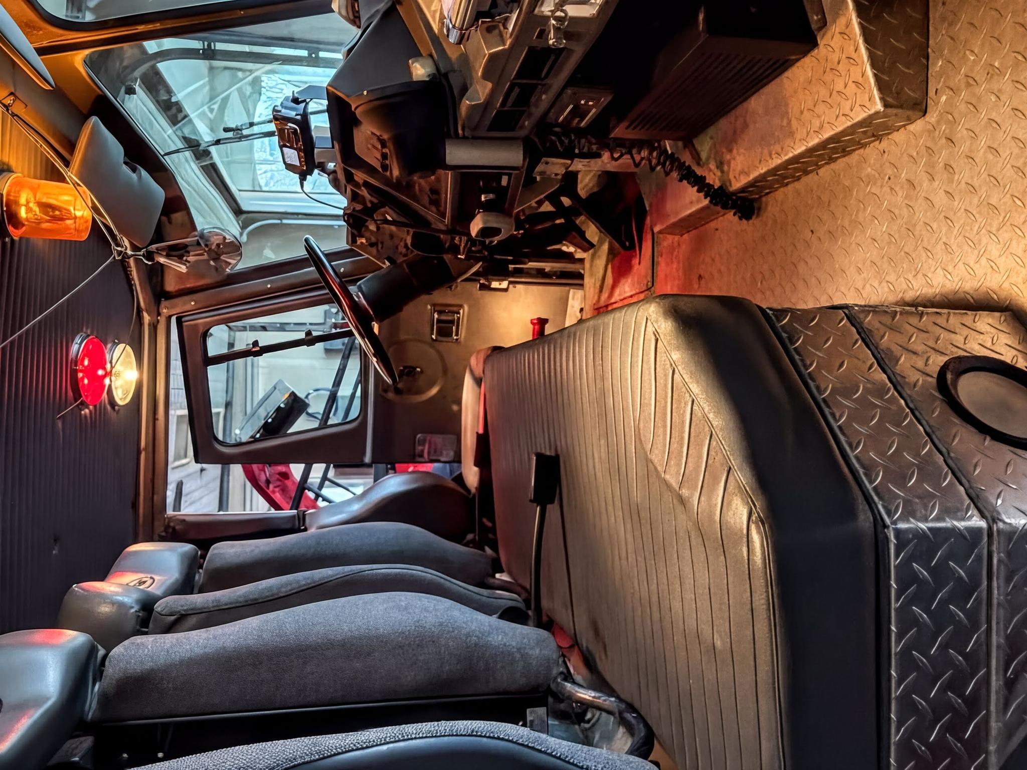 1995 E-One Hurricane Pumper - image 3