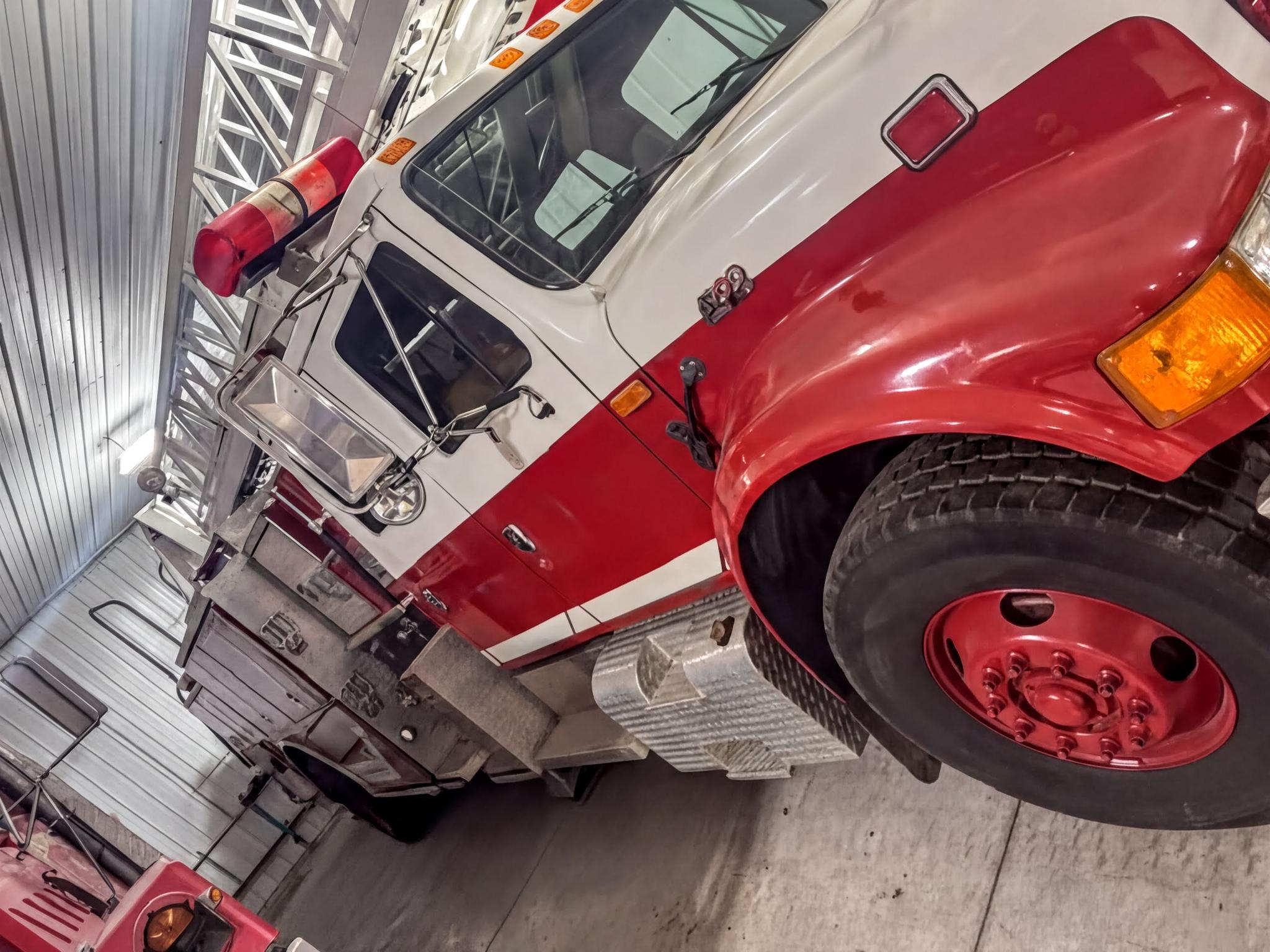 1994 International 4900 75' Smeal - image 3