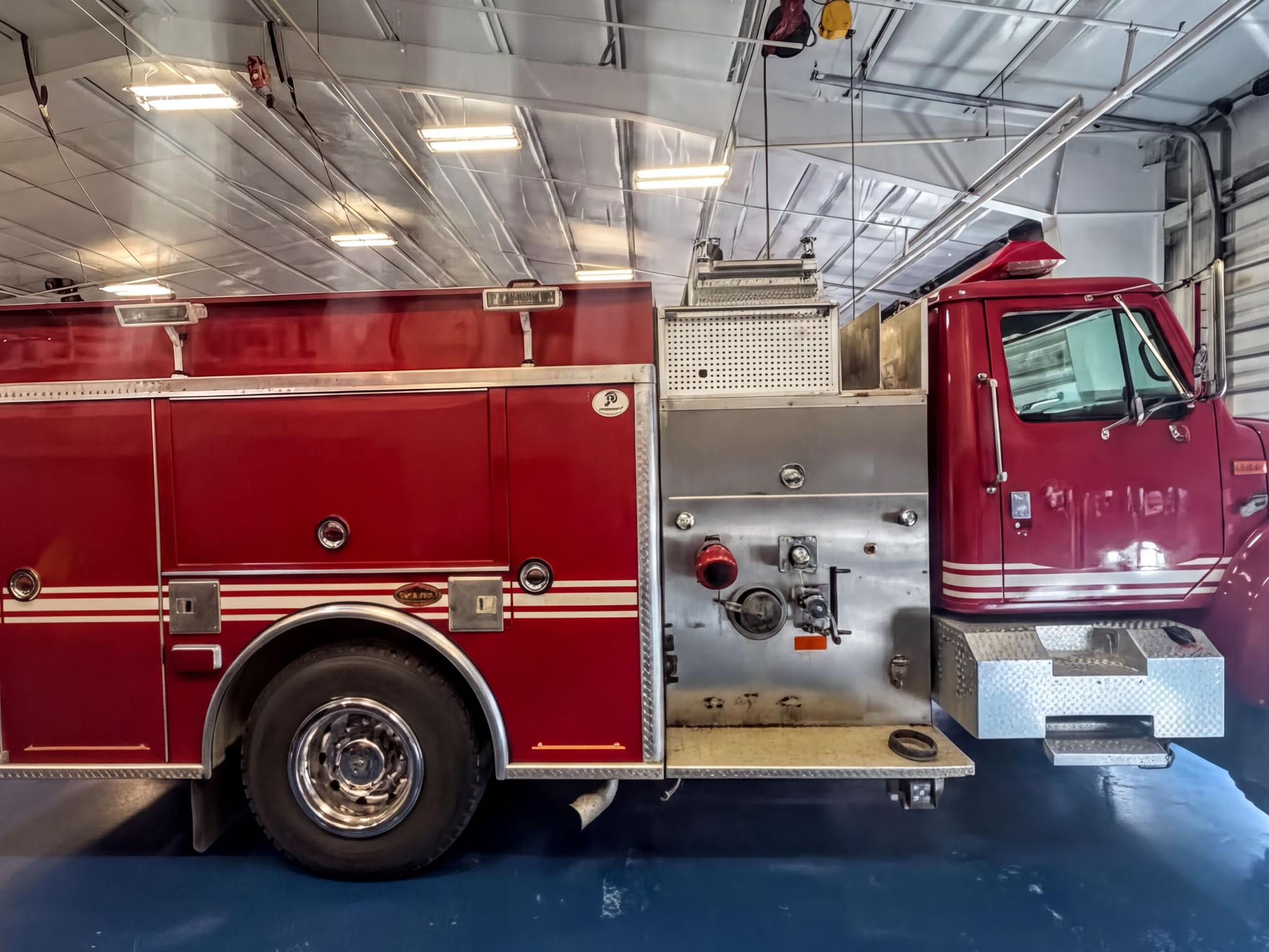 1999 KME International 4x4 Pumper - image 3