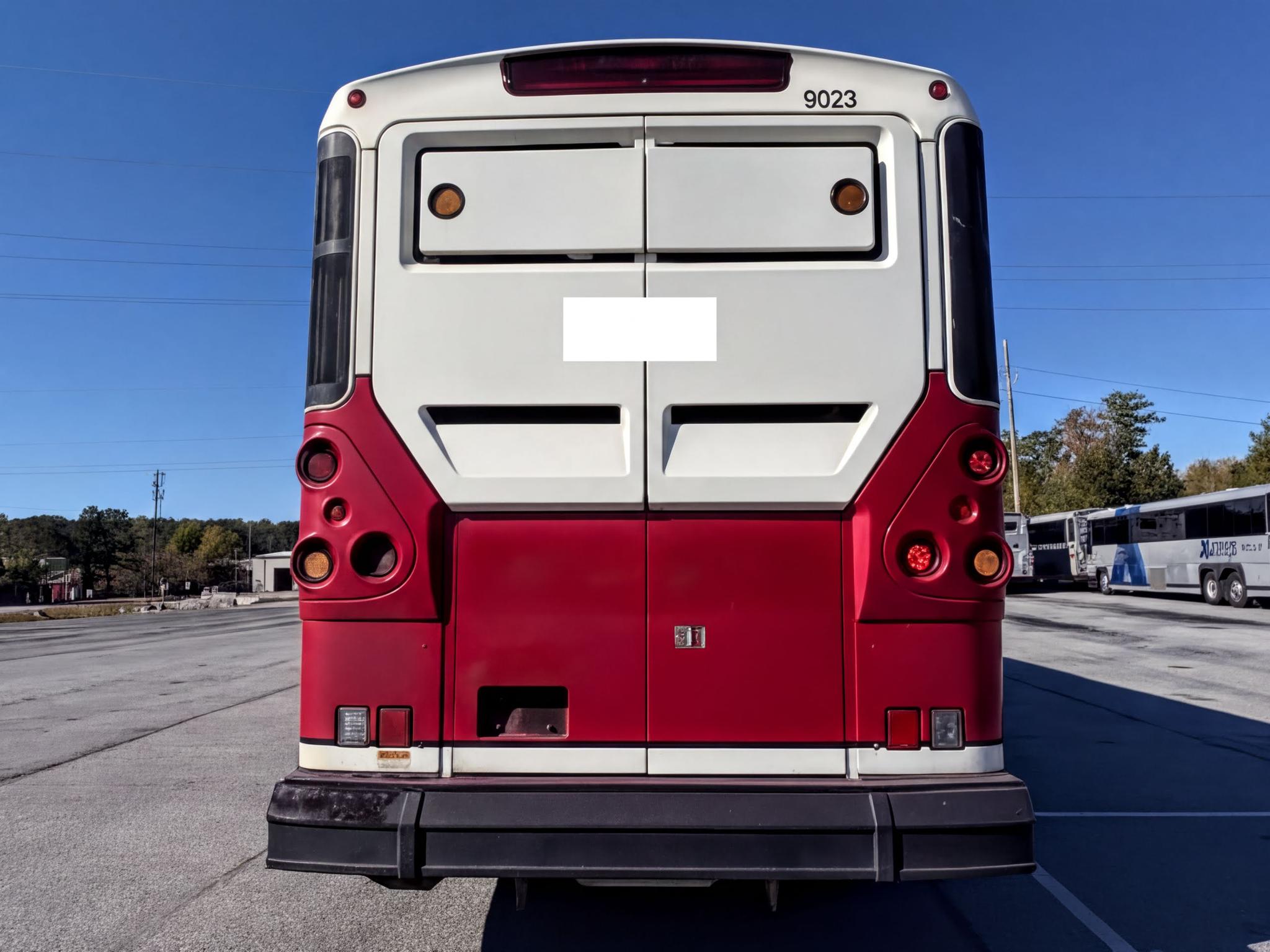 2009 Passenger Bus D4500 - 9023 - image 4