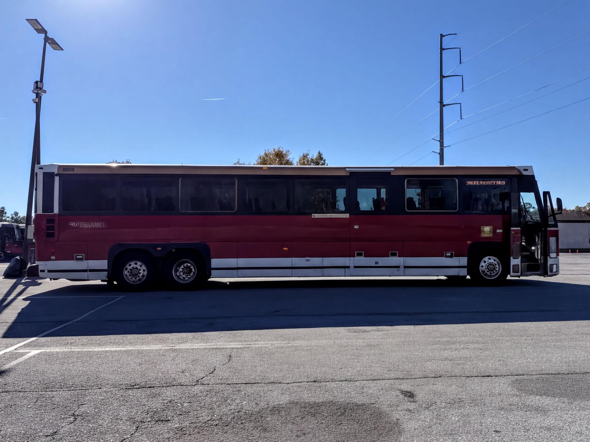 2009 Passenger Bus D4500 - 9023 - image 3