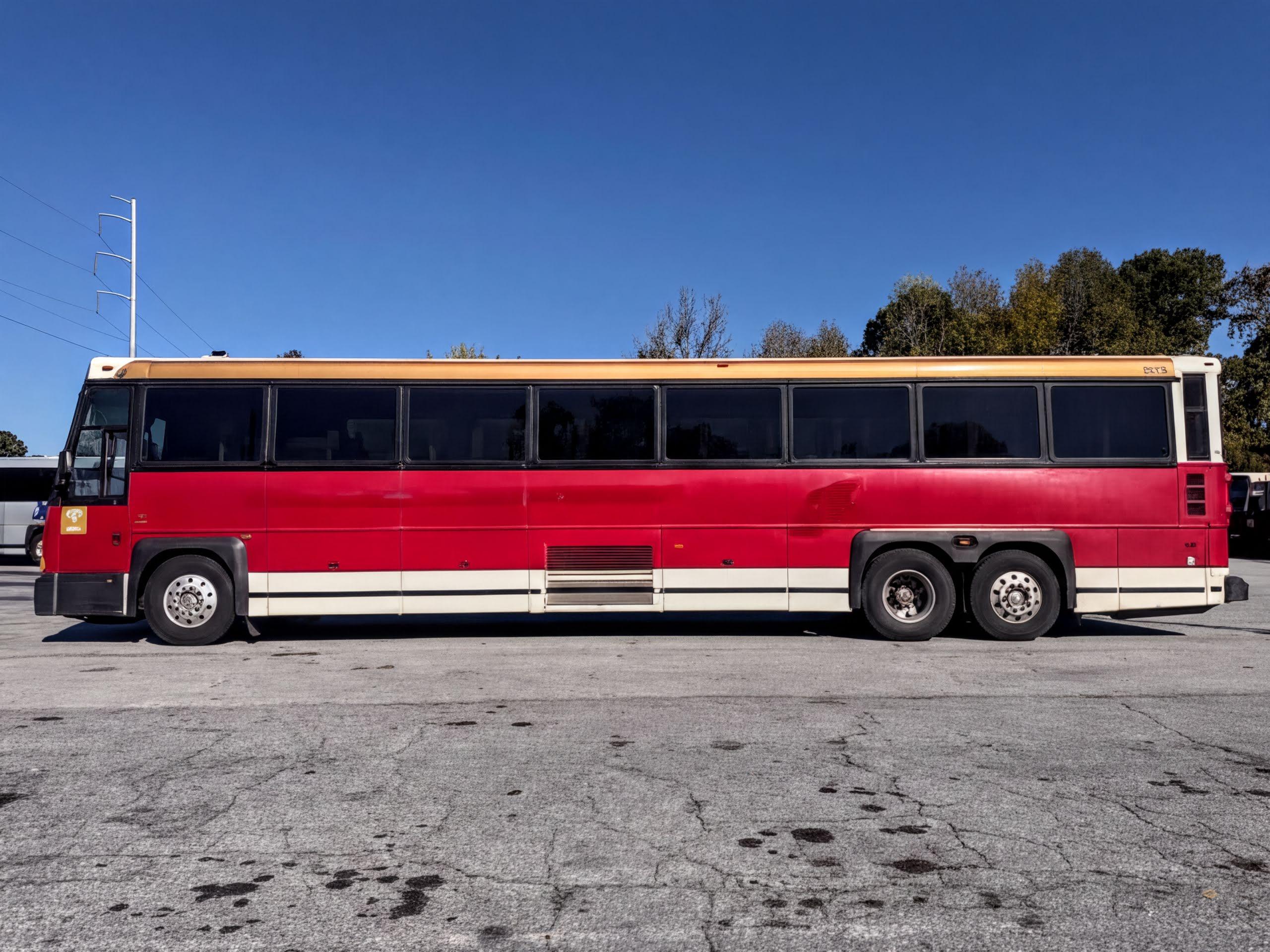2009 Passenger Bus D4500 - 9023 - image 2